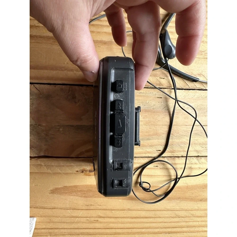 Sony Walkman WM-FX453 FM/AM Radio Cassette Player Radio Headphone MDR-W08 READ⬇️